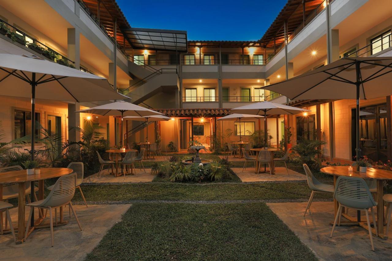 Soy Local Guatape Hotel Bagian luar foto