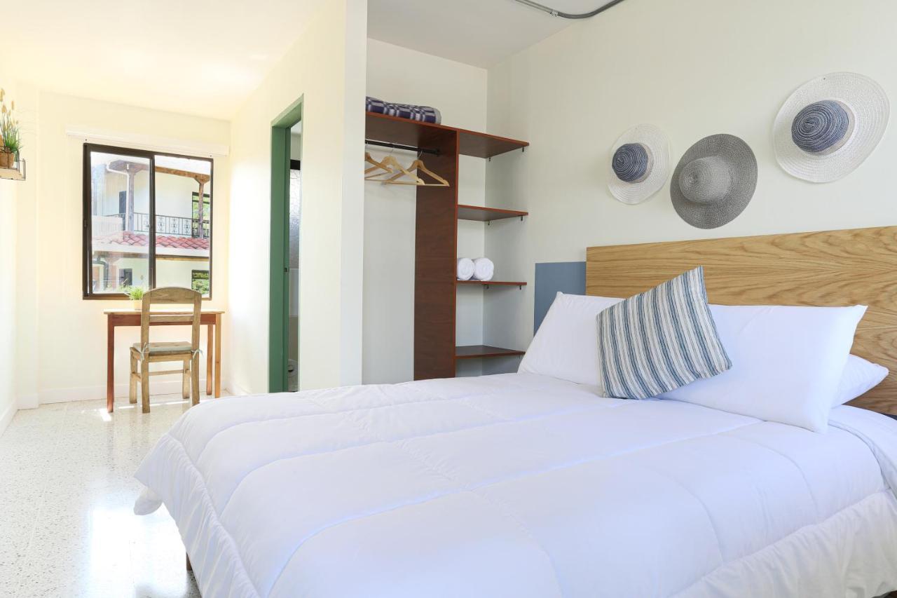Soy Local Guatape Hotel Bagian luar foto