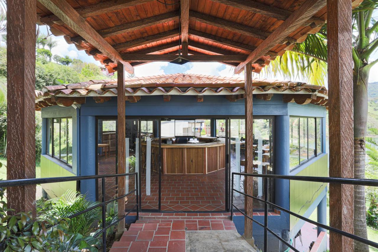 Soy Local Guatape Hotel Bagian luar foto