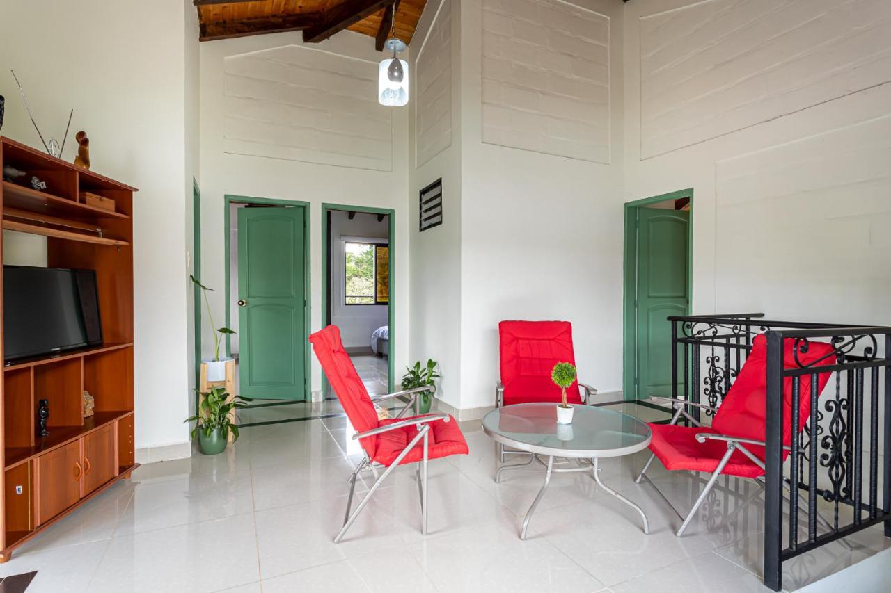 Soy Local Guatape Hotel Bagian luar foto