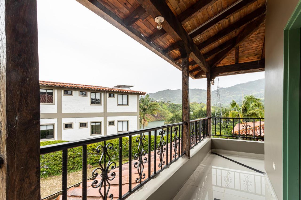 Soy Local Guatape Hotel Bagian luar foto