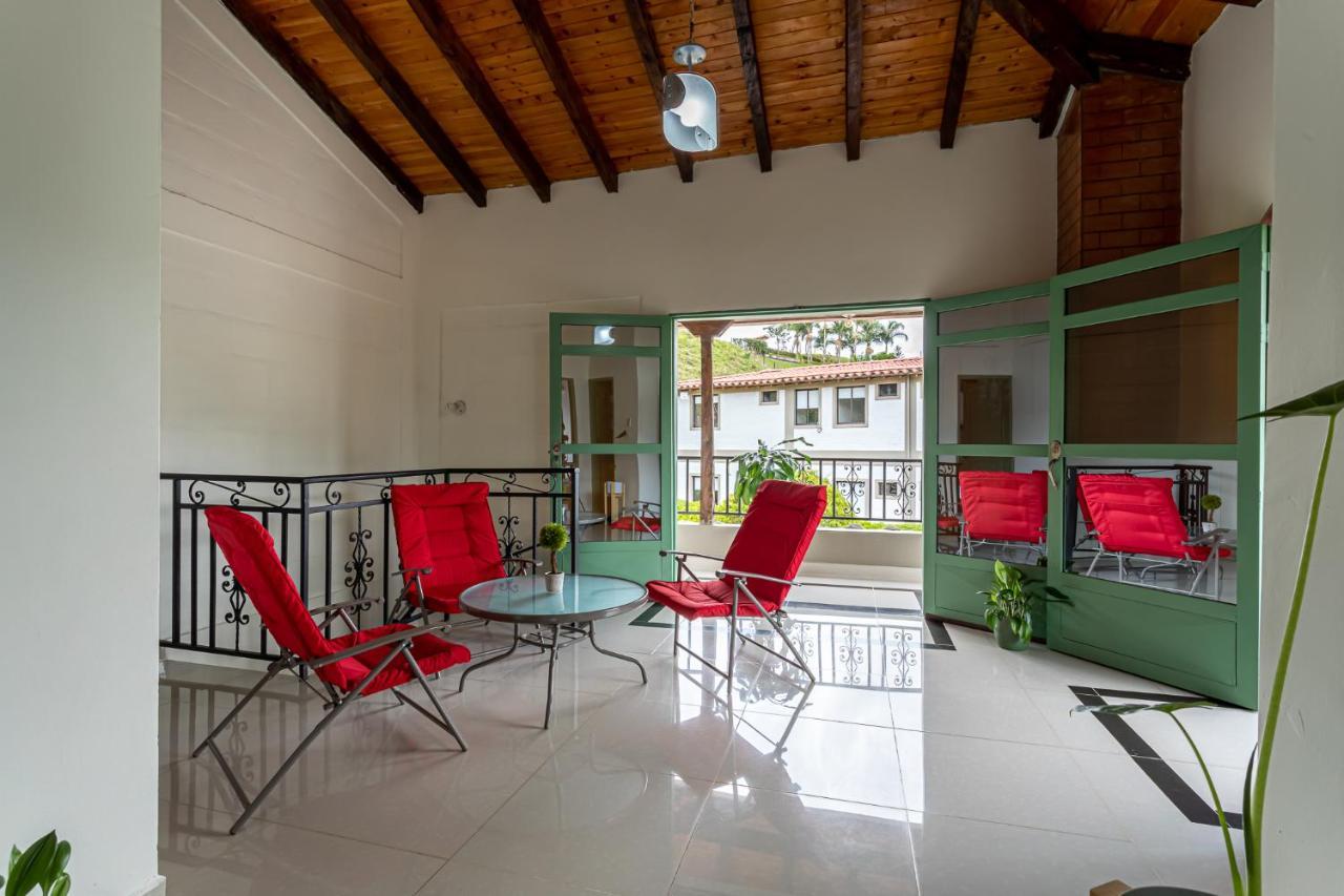 Soy Local Guatape Hotel Bagian luar foto