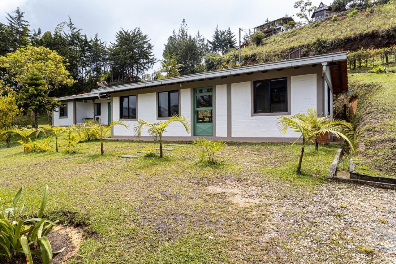 Soy Local Guatape Hotel Bagian luar foto
