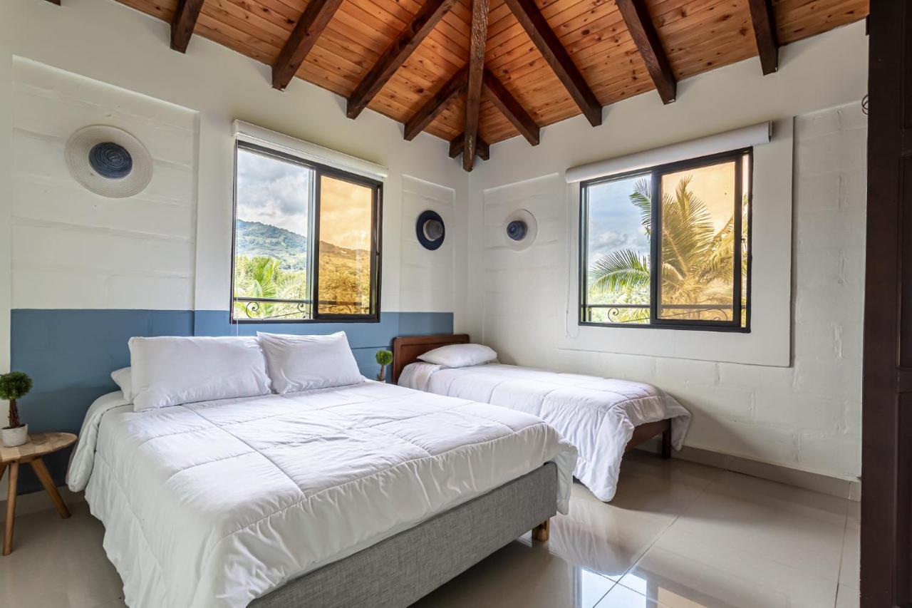 Soy Local Guatape Hotel Bagian luar foto