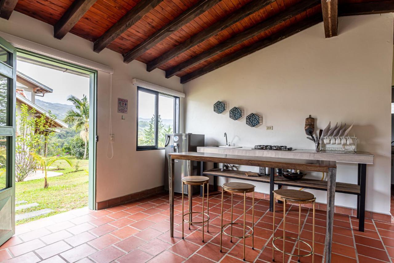 Soy Local Guatape Hotel Bagian luar foto