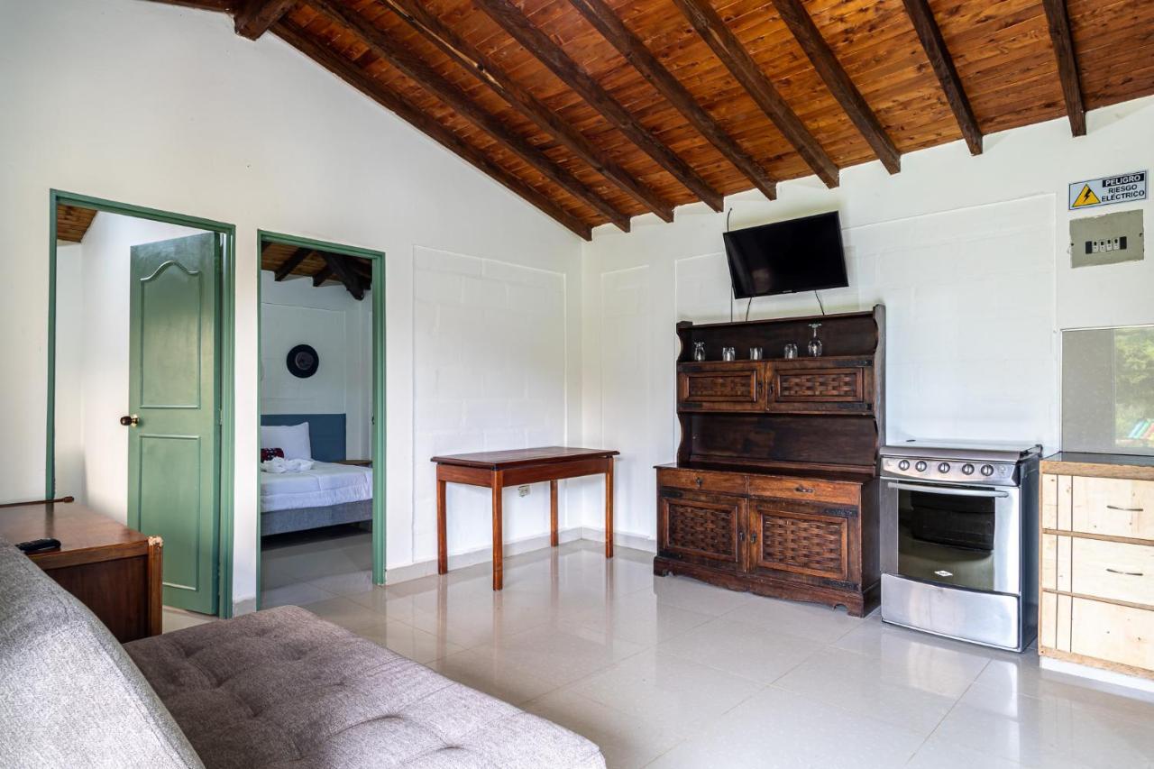 Soy Local Guatape Hotel Bagian luar foto