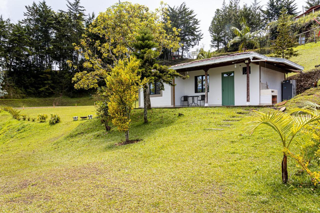 Soy Local Guatape Hotel Bagian luar foto